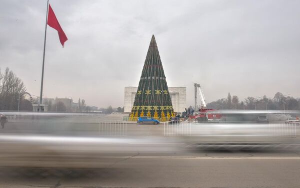 Бишкек шаарынын борбордук Ала-Тоо аянтына коюлган башкы балаты кооздолуп бүттү - Sputnik Кыргызстан