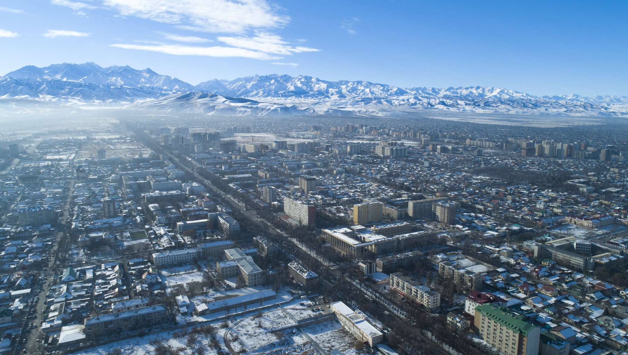 Время в кыргызстане. Высота гор в Бишкеке. Климат города Бишкек. Киргизия город зимой. Панорама горы Бишкек.