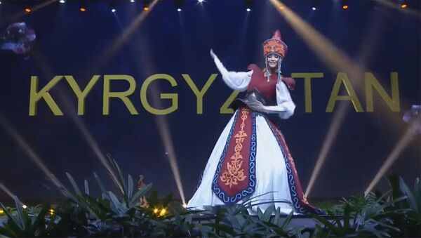 Красавица из КР поразила зрителей Мисс Вселенная необычным нарядом. Видео - Sputnik Кыргызстан