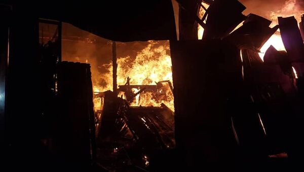 В ночь с 8 на 9 декабря в Джалал-Абаде произошел пожар на рынке стройматериалов Райхан - Sputnik Кыргызстан