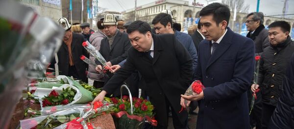 Почтение памяти народного писателя Чингиза Айтматова в Бишкеке - Sputnik Кыргызстан