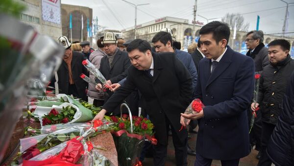 Почтение памяти народного писателя Чингиза Айтматова в Бишкеке - Sputnik Кыргызстан