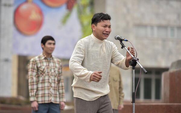 Столичные школьники показали мизансцены и прочитали монологи из его произведений. - Sputnik Кыргызстан