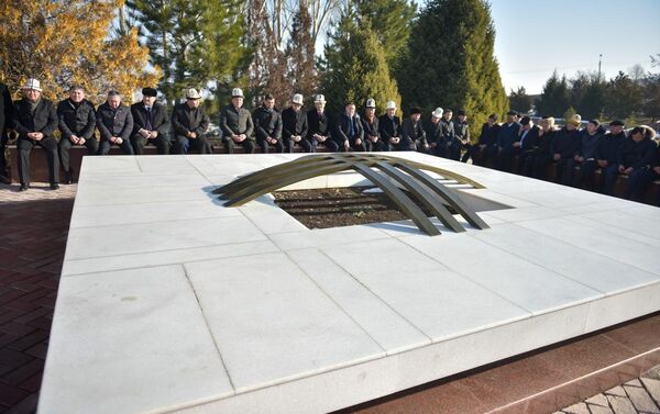 Возложили цветы к мавзолею Айтматова и в мемориальном комплексе Ата-Бейит. - Sputnik Кыргызстан