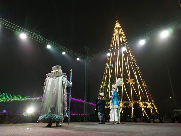 Установка главной новогодней елки в Бишкеке - Sputnik Кыргызстан