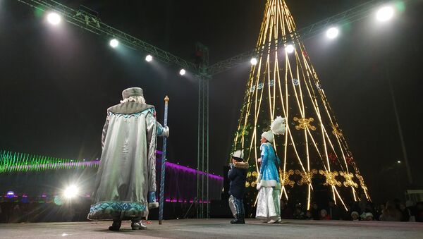 Установка главной новогодней елки в Бишкеке - Sputnik Кыргызстан