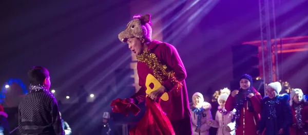 Установка главной новогодней елки в Бишкеке - Sputnik Кыргызстан