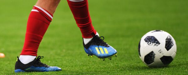 Футболист разминается перед матчем. Архивное фото - Sputnik Кыргызстан