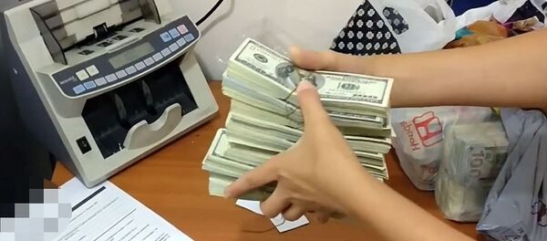 Почти 900 тысяч долларов изъяли из банковской ячейки Зилалиева — видео - Sputnik Кыргызстан