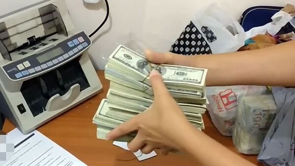 Почти 900 тысяч долларов изъяли из банковской ячейки Зилалиева — видео - Sputnik Кыргызстан
