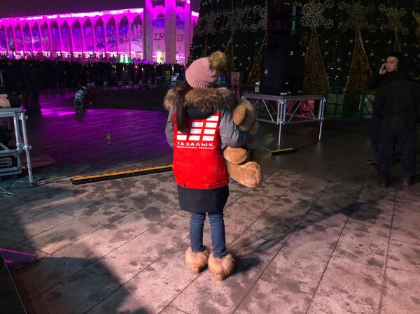 Новогоднее оформление площади Ала-Тоо в Бишкеке - Sputnik Кыргызстан