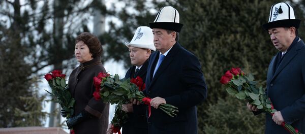 Возложение цветов к могиле писателя Чынгыза Айтматова в Ата-Бейите - Sputnik Кыргызстан