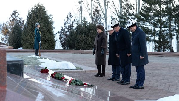 Возложение цветов к могиле писателя Чынгыза Айтматова в Ата-Бейите - Sputnik Кыргызстан