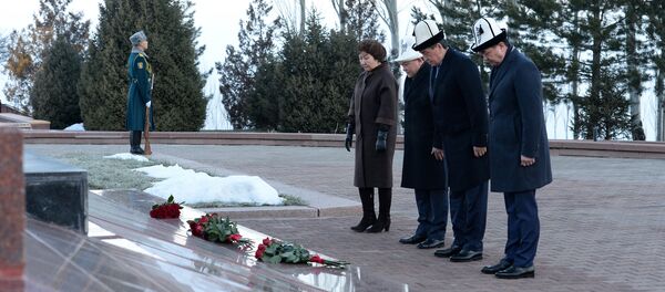 Возложение цветов к могиле писателя Чынгыза Айтматова в Ата-Бейите - Sputnik Кыргызстан
