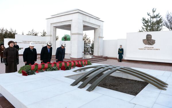 Возложение цветов к могиле писателя Чингиза Айтматова в Ата-Бейите - Sputnik Кыргызстан