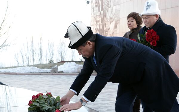 Президент Сооронбай Жээнбеков посетил мемориальный комплекс Ата-Бейит и возложил цветы к могиле Чингиза Айтматова - Sputnik Кыргызстан