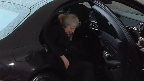 Тереза Мэй заставила ждать Меркель, потому что не могла выйти из машины — видео - Sputnik Кыргызстан