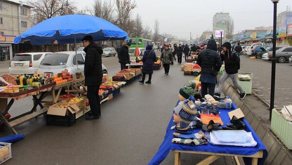 Стихийная торговля на Орто-Сайском рынке Бишкека. Архивное фото - Sputnik Кыргызстан
