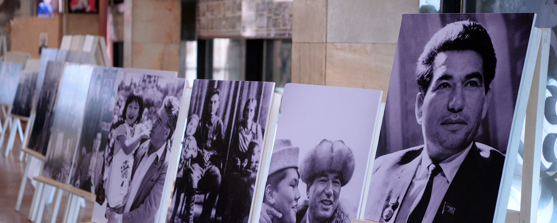 Фотографии великого кыргызского писателя Чингиза Айтматова на выставке. Архивное фото  - Sputnik Кыргызстан, 1920, 09.12.2023