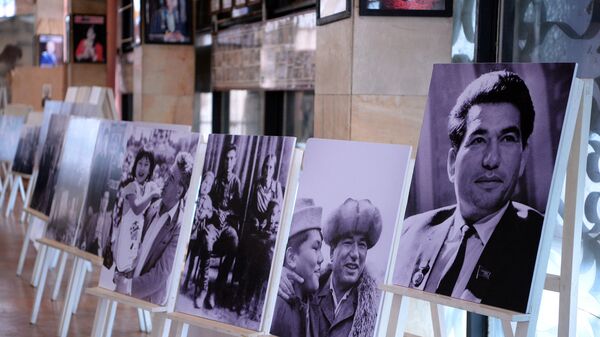 Фотографии великого кыргызского писателя Чингиза Айтматова на выставке. Архивное фото  - Sputnik Кыргызстан