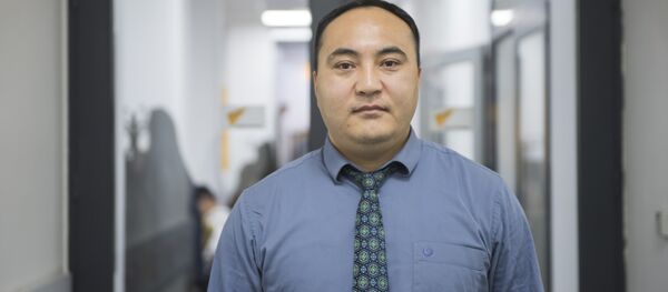 Мамлекеттик каттоо кызматынын уюштуруу, коммуникация бөлүмүнүн башчысы Мелисбек Эржигитов - Sputnik Кыргызстан