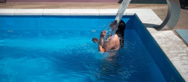 Бассейнге түшүп жаткан аял. Архив - Sputnik Кыргызстан