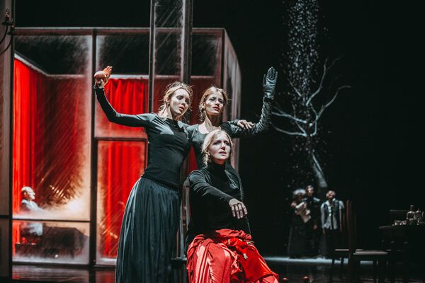 Постановка спектакля Васса Железнова (Мать) режиссерем Уланбеком Баялиевым в Свердловском государственном академическом театре драмы Постановка спектакля Васса Железнова (Мать) режиссерем Уланбеком Баялиевым в Свердловском государственном академическом театре драмы - Sputnik Кыргызстан