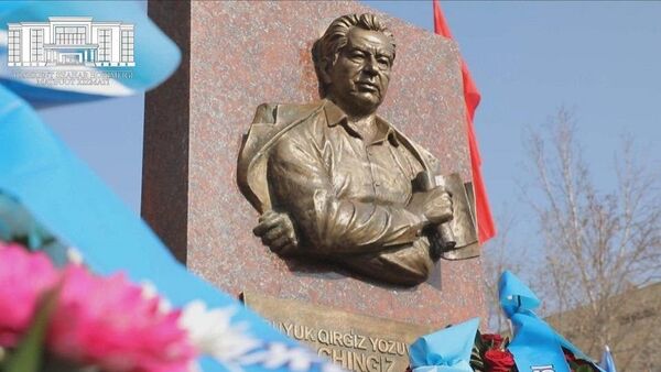 В столице Узбекистана установили барельеф Чингиза Айтматова на одноименной улице - Sputnik Кыргызстан