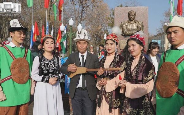 Барельеф установлен в честь 90-летия со дня рождения великого писателя. - Sputnik Кыргызстан