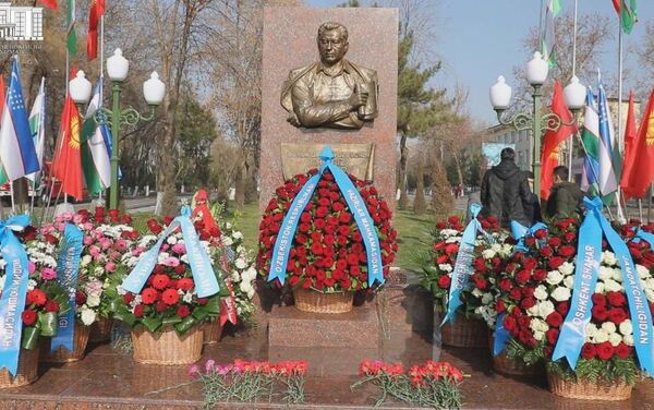 В столице Узбекистана установили барельеф Чингиза Айтматова на одноименной улице - Sputnik Кыргызстан