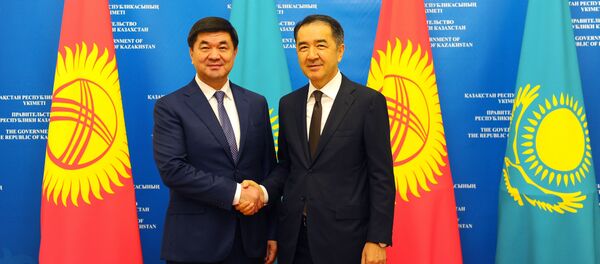 Премьер-министр КР Мухаммедкалый Абылгазиев во время встречи с премьер-министром Казахстана Бакытжаном Сагинтаевым. Архивное фото - Sputnik Кыргызстан