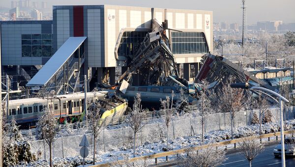 Обломки скоростного поезда столкнувшегося с локомотивом на железнодорожной станции - в Анкаре, Турция, 13 декабря 2018 года - Sputnik Кыргызстан