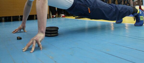 Спорттук көнүгүү жасап жаткан бала. Архив - Sputnik Кыргызстан