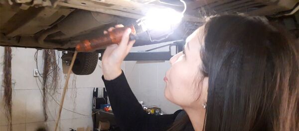 Автоунаанын тетиктерин такылдап айтып берген кыз. КТРК кабарчысы жөнүндө видео - Sputnik Кыргызстан