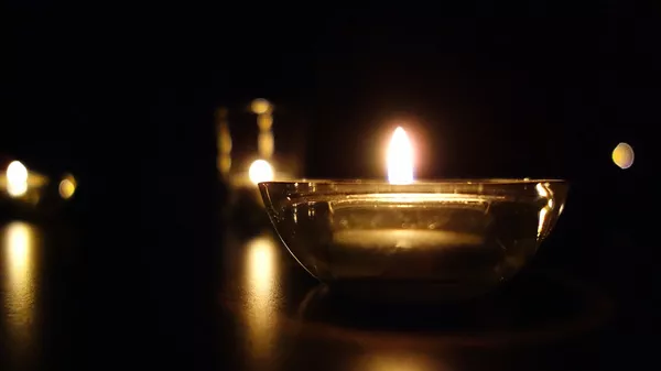 Горящая свеча во время отключения света. Архивное фото  - Sputnik Кыргызстан