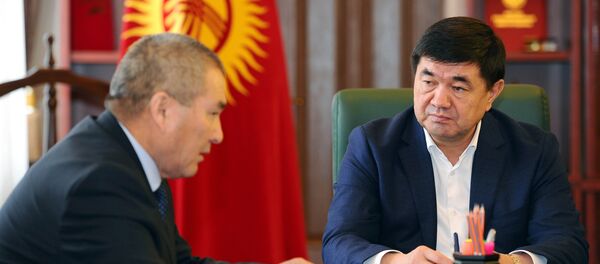 Премьер-министр Мухаммедкалый Абылгазиев принял министра транспорта и дорог Жамшитбека Калилова - Sputnik Кыргызстан