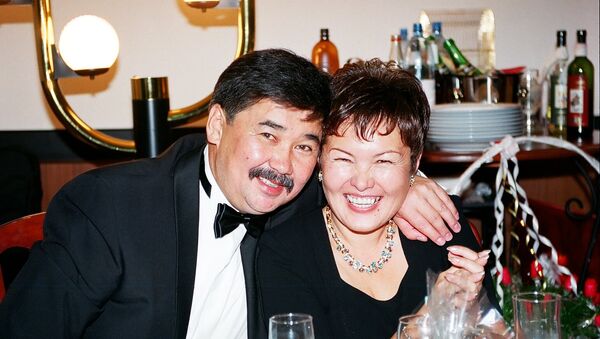 Экс-глава президентской администрации Медет Садыркулов с женой Айнагуль Токтогуловной. Архивное фото - Sputnik Кыргызстан