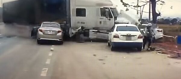 Женщина с ребенком спаслись от ДТП в последний момент. Видео - Sputnik Кыргызстан