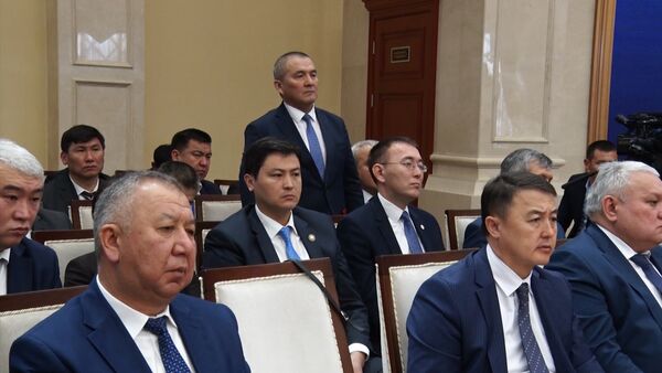 Видео — как Жээнбеков отчитывал министра Калилова на заседании Совбеза - Sputnik Кыргызстан