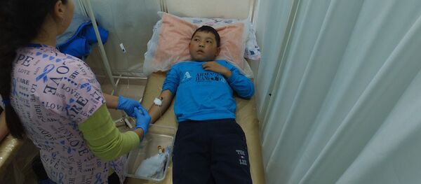 Оорулуу баласына чогулткан акчасын уурдаткан эне көз жумду. 8 жашар Акылдын баяны - Sputnik Кыргызстан