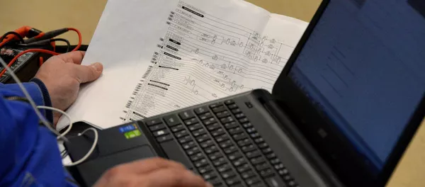 Мужчина работает на ноутбуке. Архивное фото - Sputnik Кыргызстан