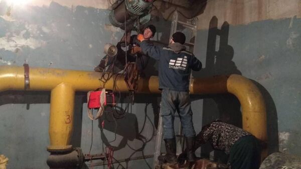Сотрудники муниципального предприятия Тазалык проводят работы по очистке и ремонту фонтанов - Sputnik Кыргызстан