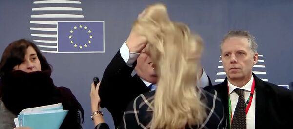 Кызматкер аялдын чачын уйпалап. Еврокомиссиянын президенти Юнкердин окуясы Кызматкер аялдын чачын уйпалап. Еврокомиссиянын президенти Юнкердин окуясы - Sputnik Кыргызстан