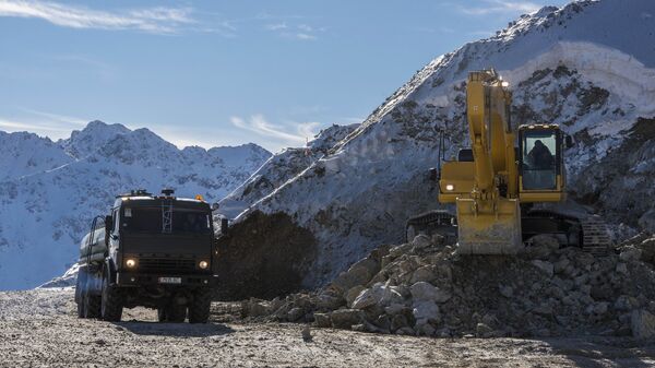 Экскаватор на месте разработки месторождения Джеруй в Таласской области. Архивное фото - Sputnik Кыргызстан