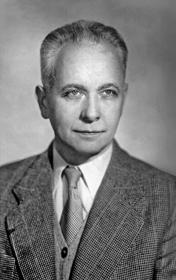 Французский поэт и прозаик Луи Арагон - Sputnik Кыргызстан