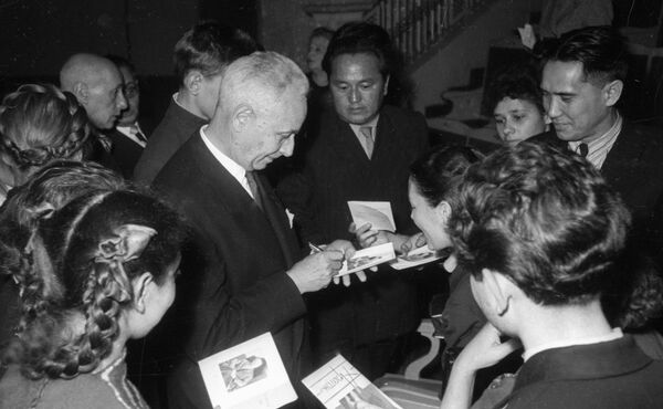 Французский писатель Луи Арагон  - Sputnik Кыргызстан