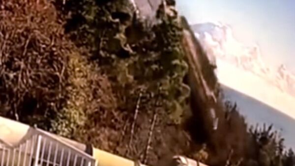 Ялтада жүк ташуучу унаа жардан кулап аквапарктын үстүнө түштү. Видео - Sputnik Кыргызстан