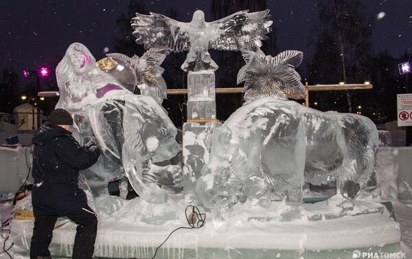 Ледяные скульптуры на фестивале Хрустальный Томск в Томске - Sputnik Кыргызстан