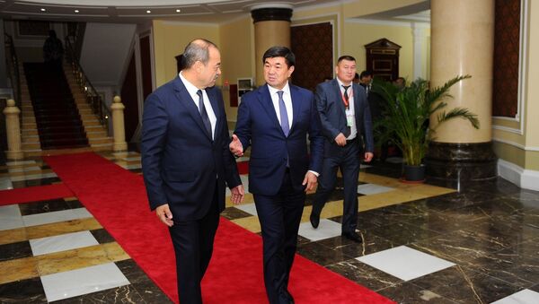 Премьер-министр КР Мухаммедкалый Абылгазиев с премьер-министром Узбекистана Абдуллой Ариповым. Архивное фото - Sputnik Кыргызстан