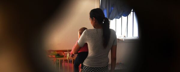 Женщина с ребенком стоит спиной. Архивное фото - Sputnik Кыргызстан